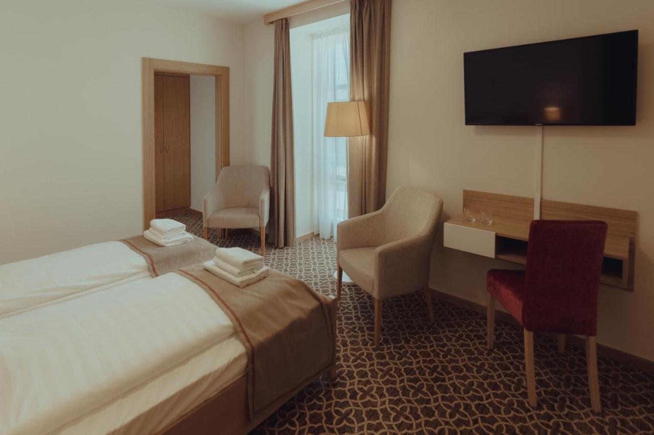 Brigaderos Hotel Brigadir Borsi Dış mekan fotoğraf