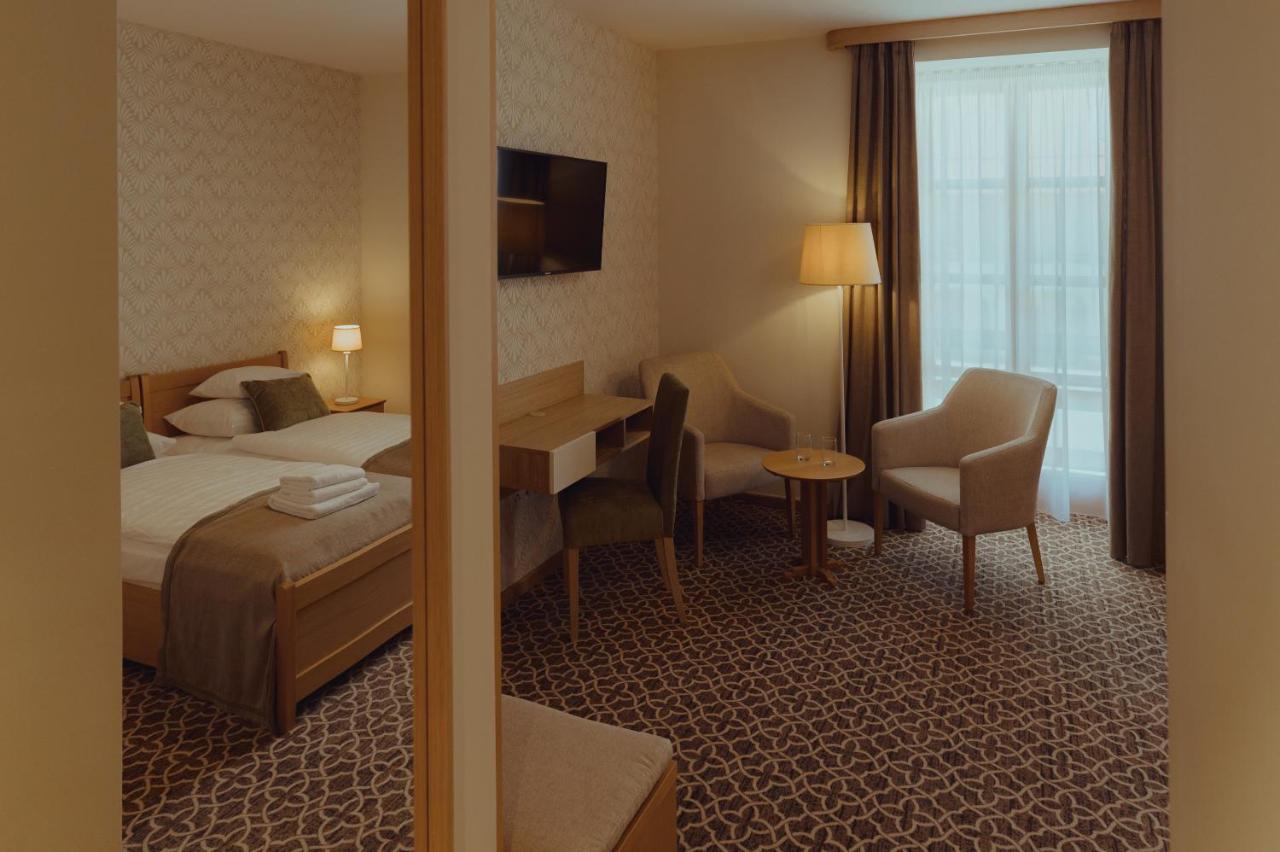 Brigaderos Hotel Brigadir Borsi Dış mekan fotoğraf